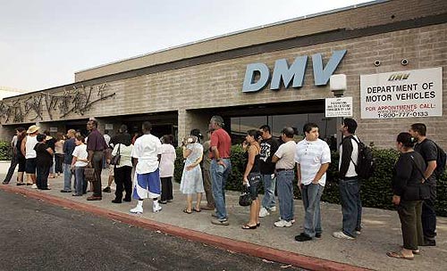 customers_waiting_outside_dmv_LA_CA
